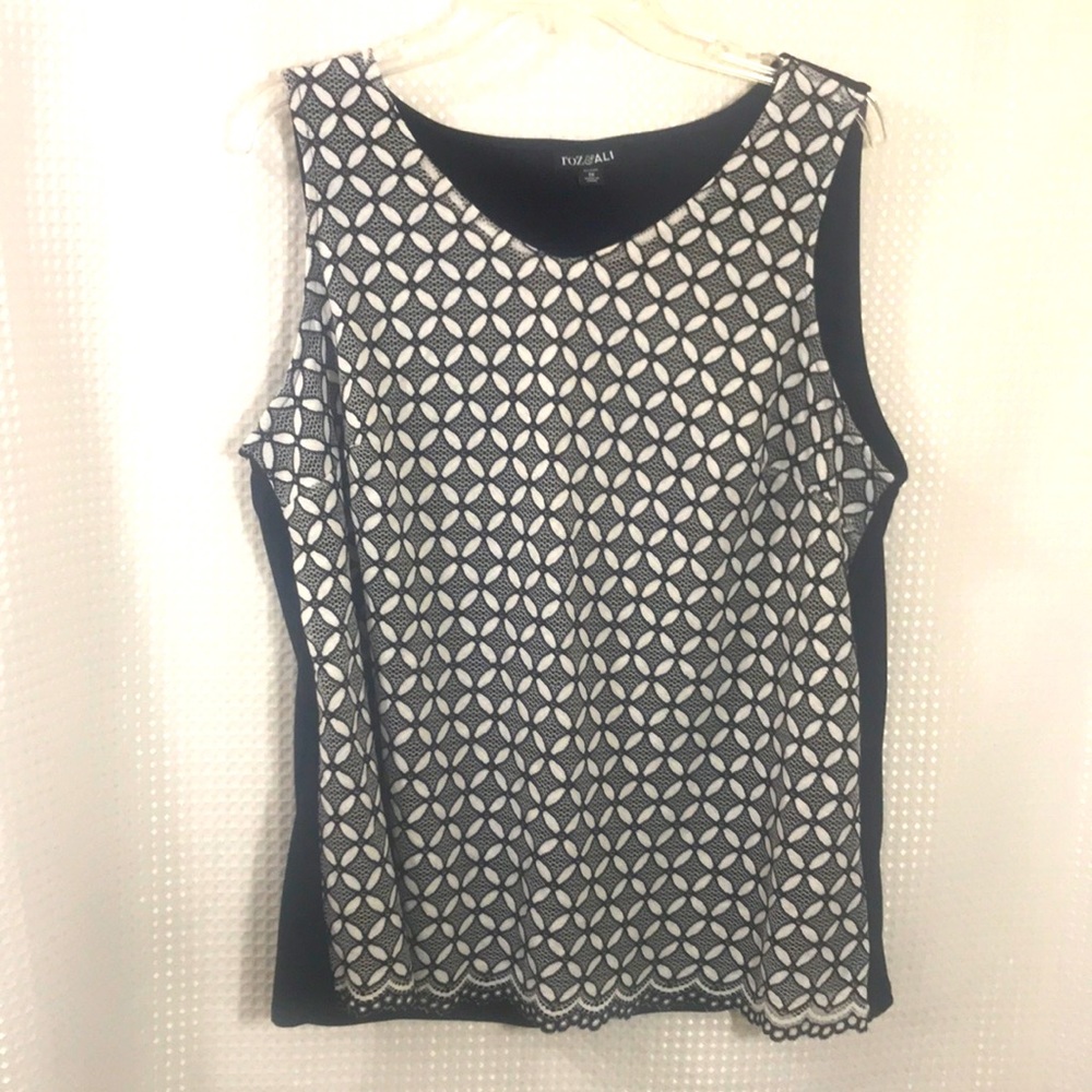 Roz & Ali 1X black & white floral geometric lace scalloped shell tank plus